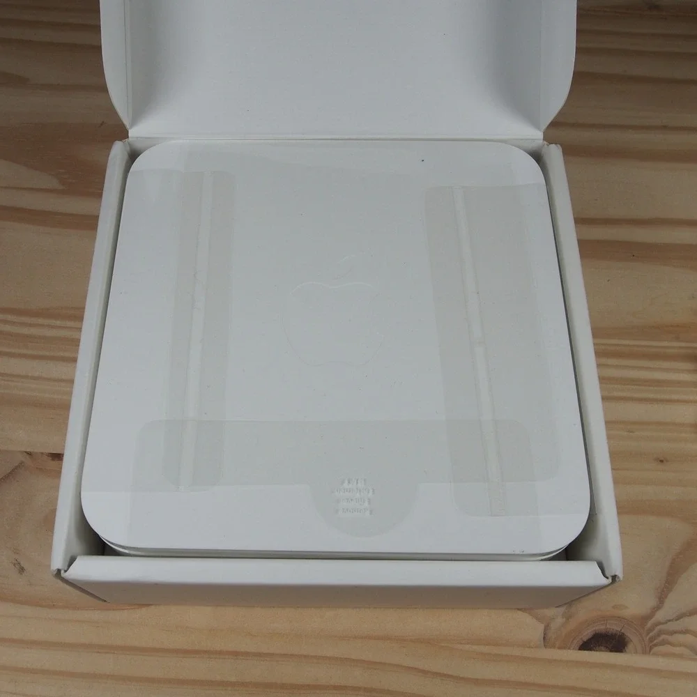 Apple AirPort Extreme Base Station A1143 2nd Gen MB053LL/A 802.11n WiFi‎ Router